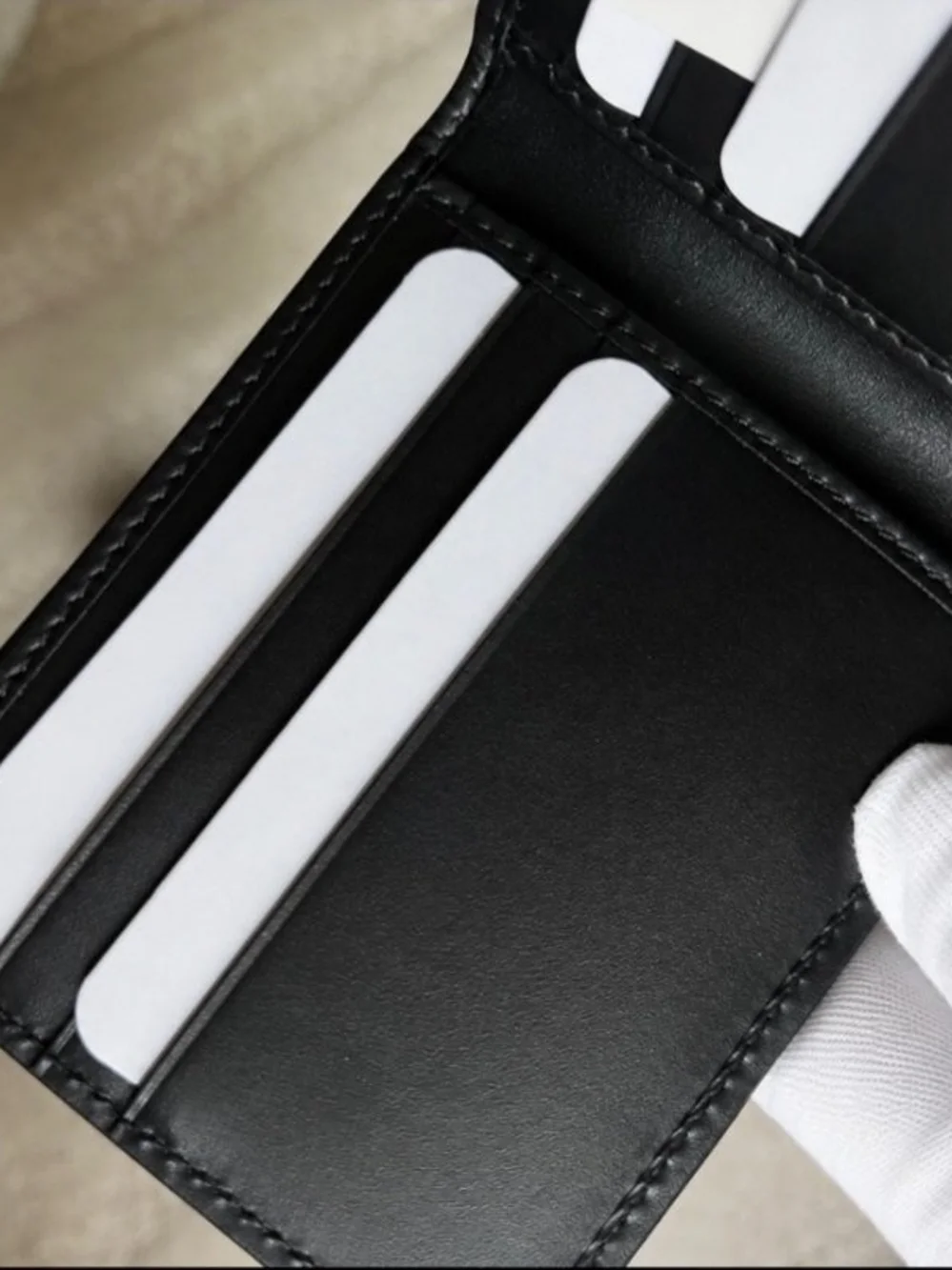 GUCCI GG Emblem Bi-Fold Leather Wallet - BRAND NEW IN BOX with Bow.
